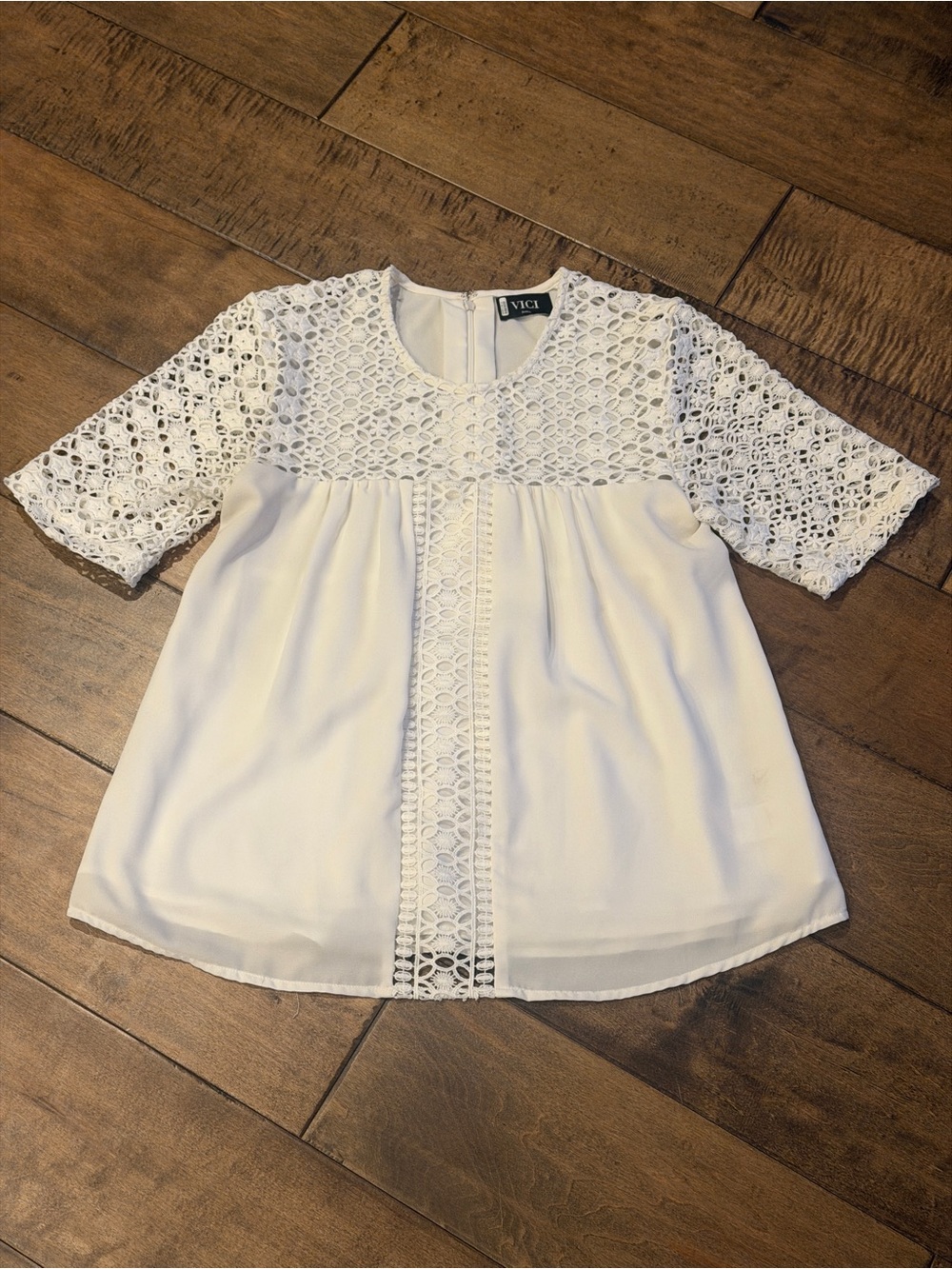 VICI White Crochet Yoke Short Sleeve Blouse Size Small